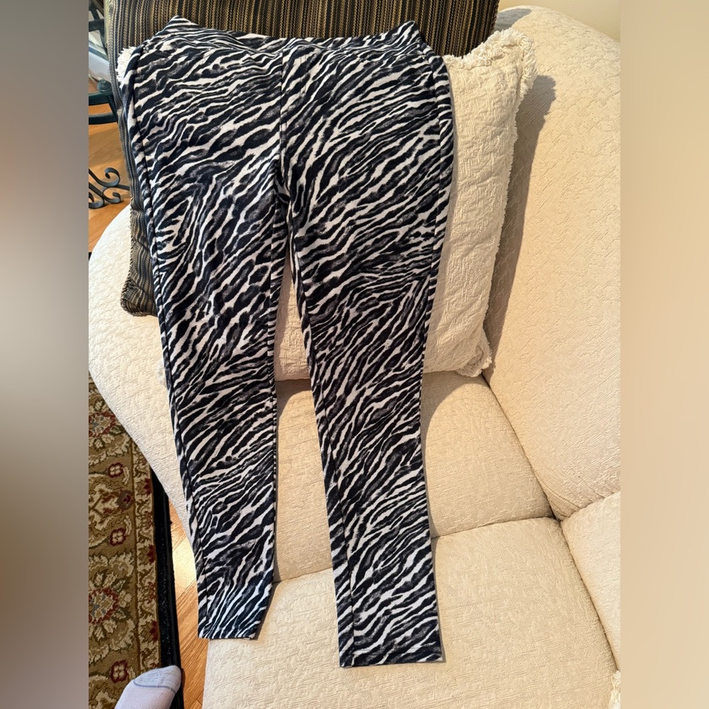 Michael Kors Black and White Patterned Leggings with pockets Stylish and Elegant